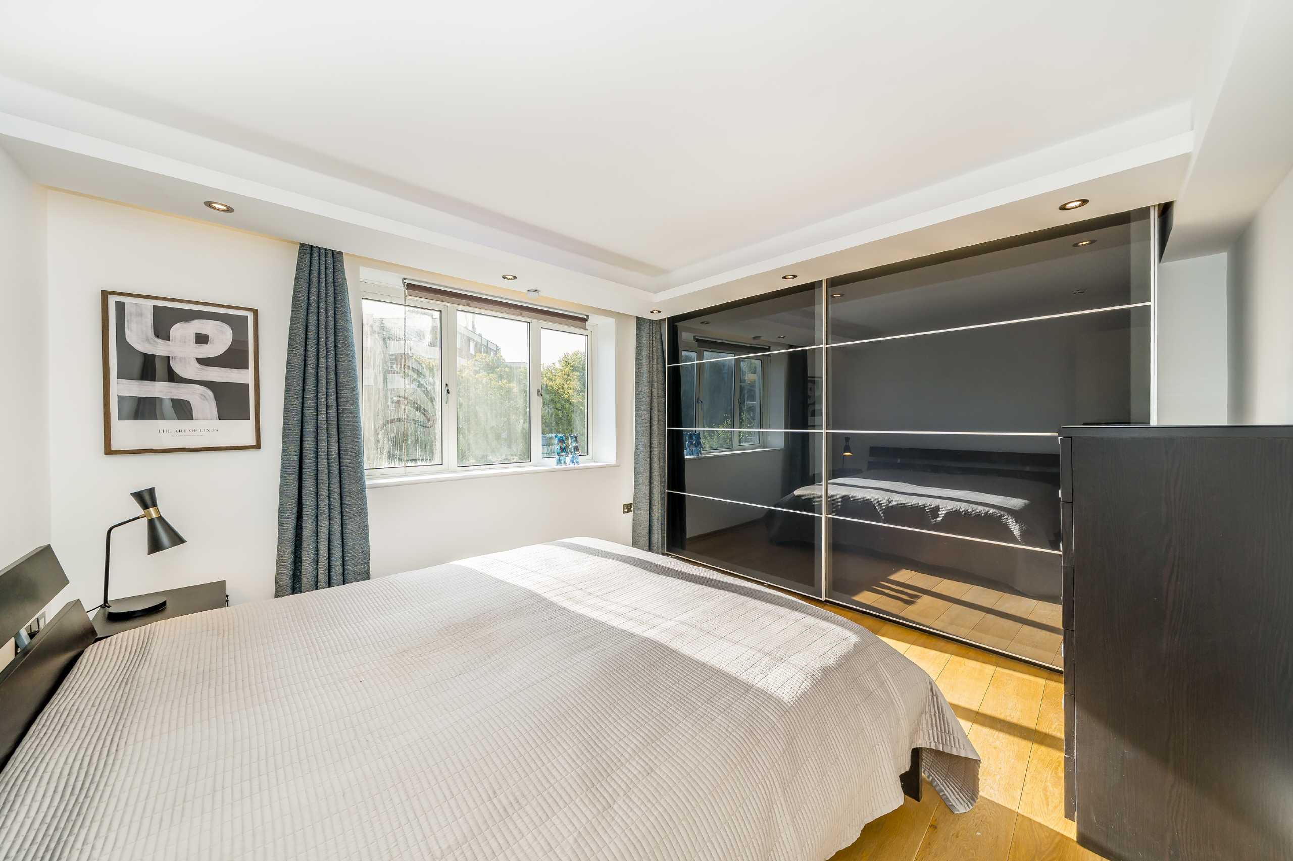 Flat Upper Addison Gardens in Greater London