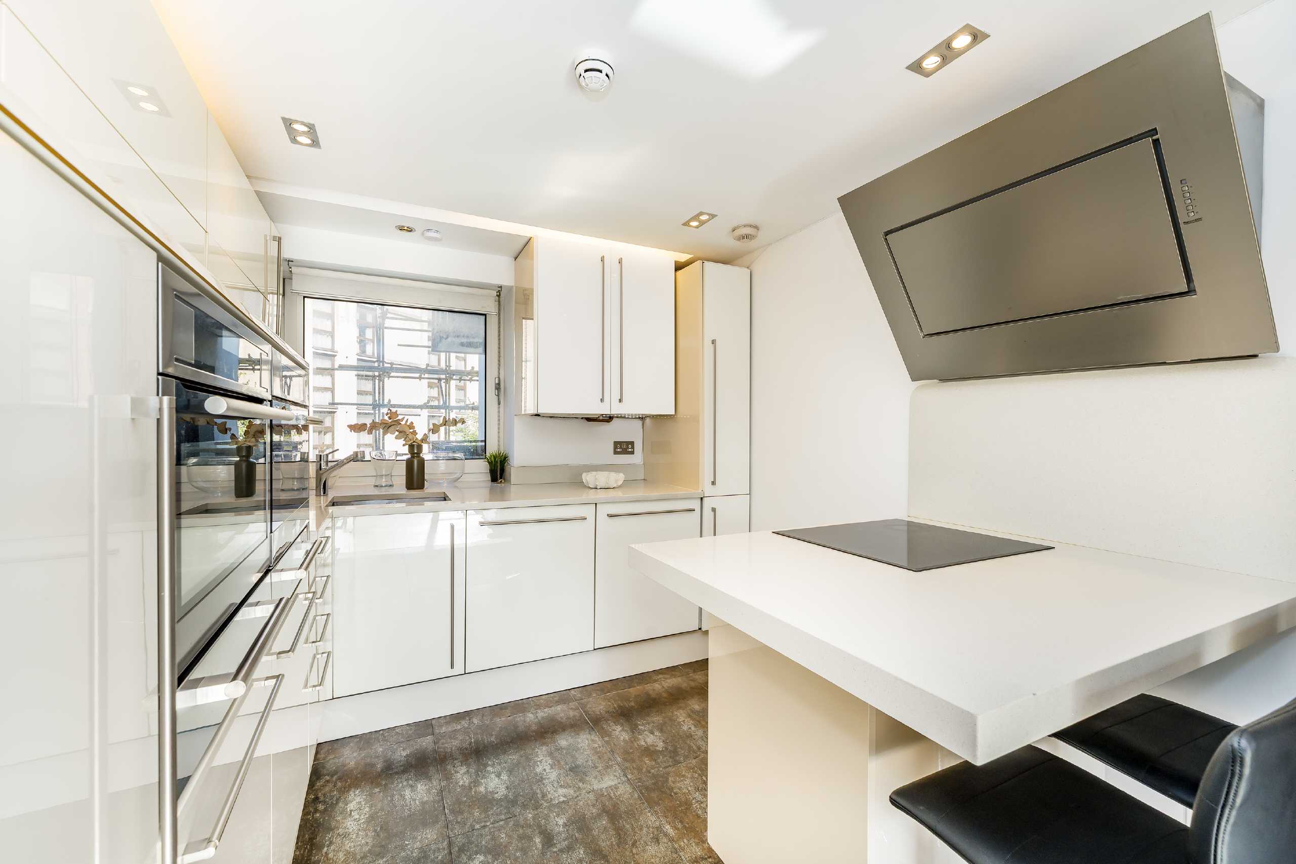Flat Upper Addison Gardens in Greater London