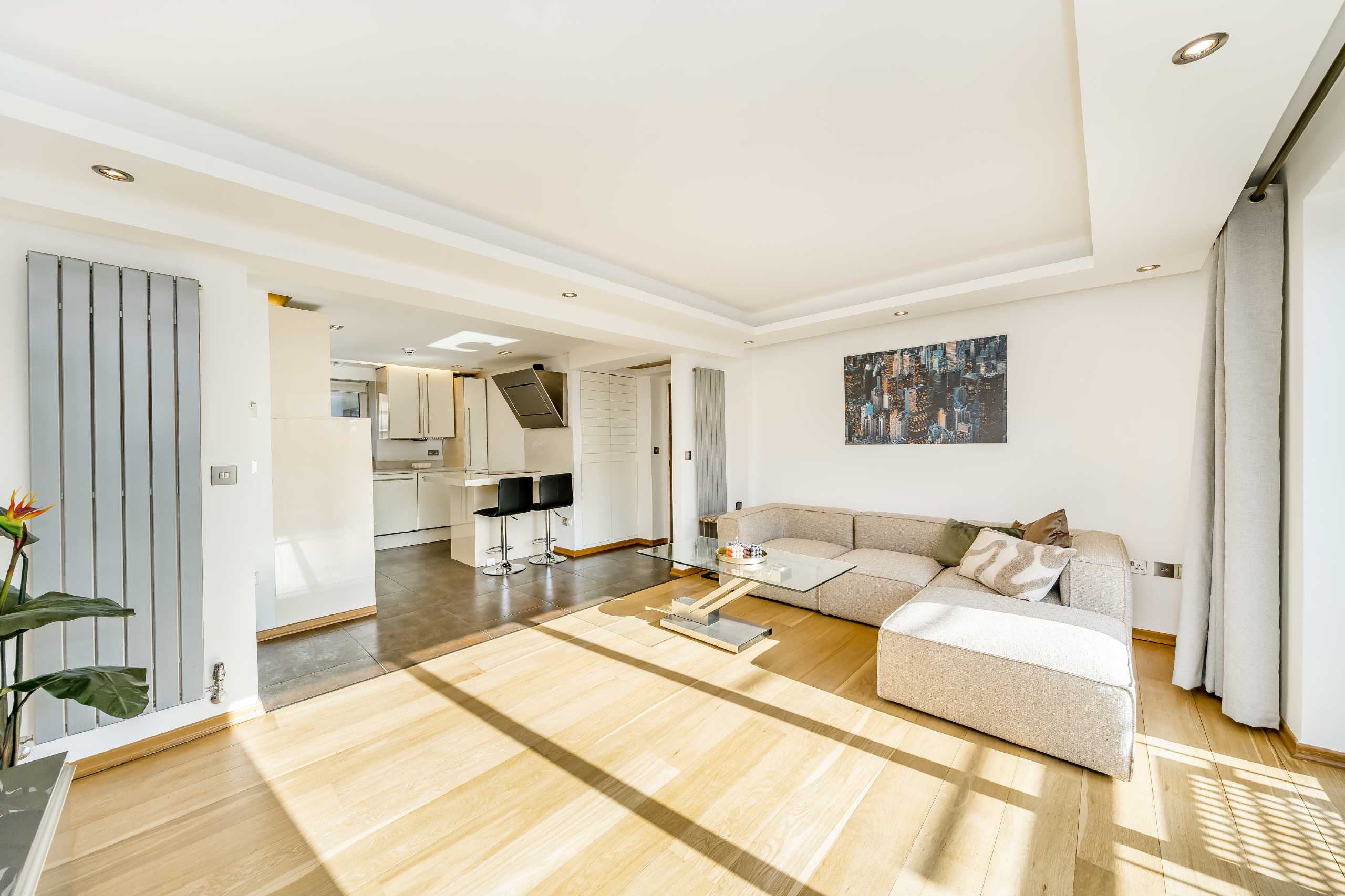 Flat Upper Addison Gardens in Greater London