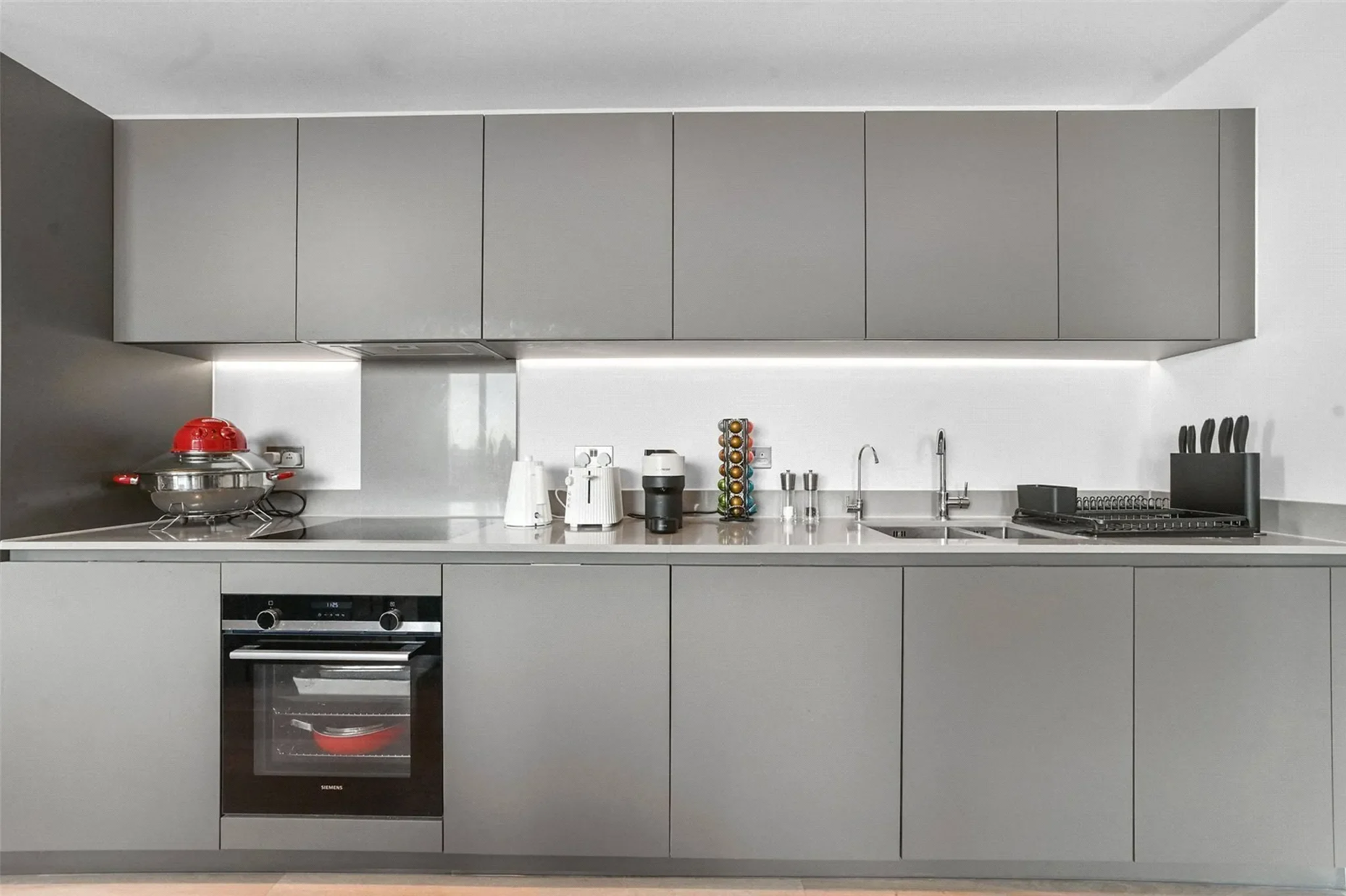 Flat Marshgate Lane in Greater London