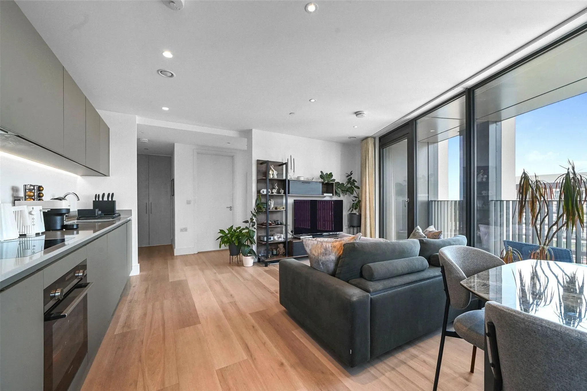 Flat Marshgate Lane in Greater London