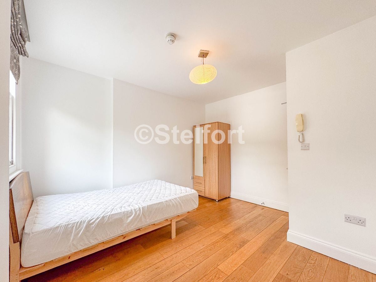 Room Brecknock Road in Greater London