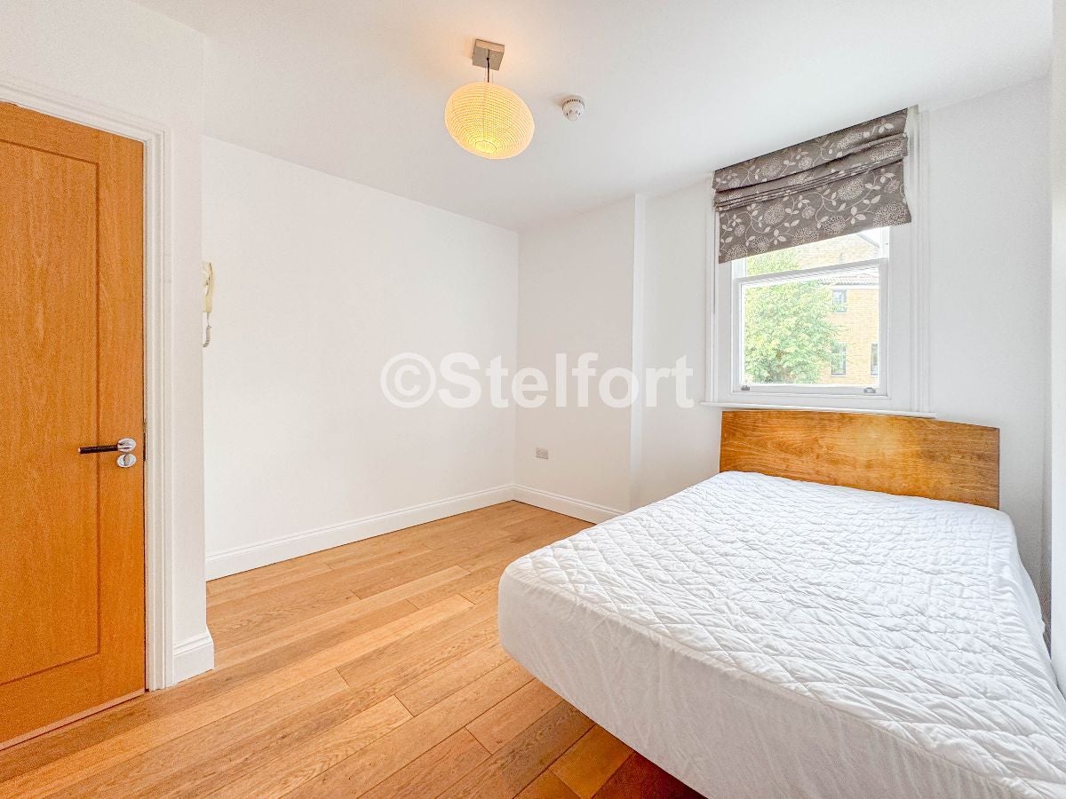 Room Brecknock Road in Greater London