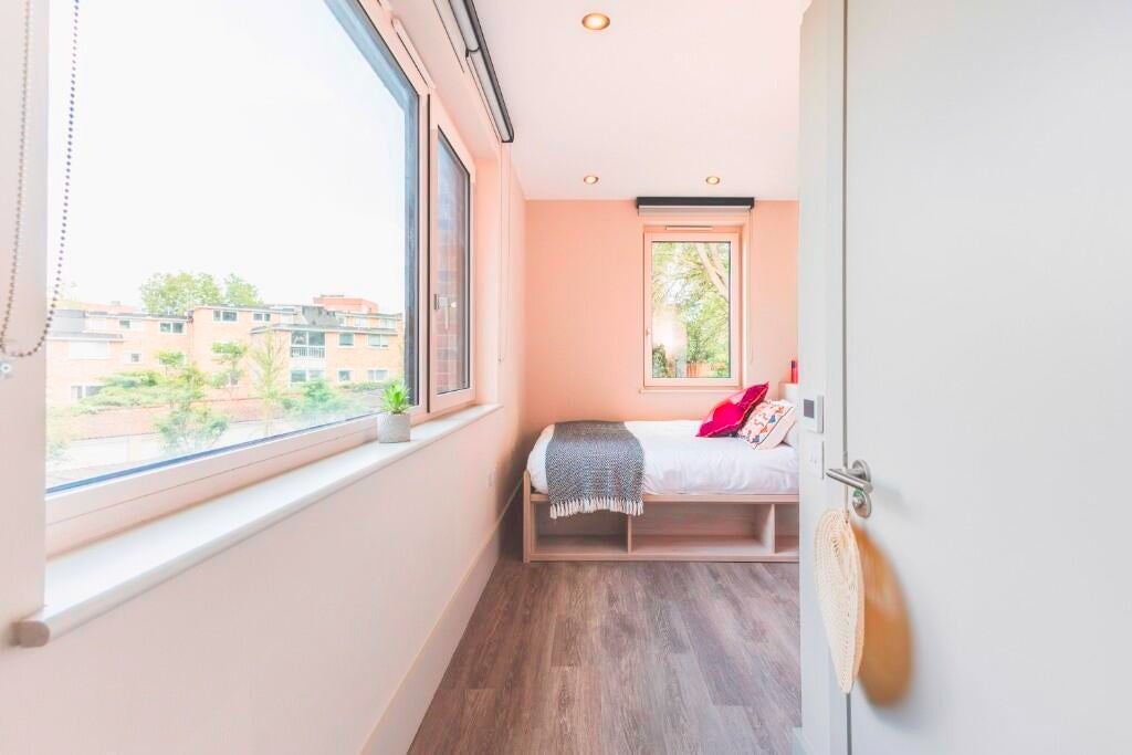 Room Augustus Road in Greater London