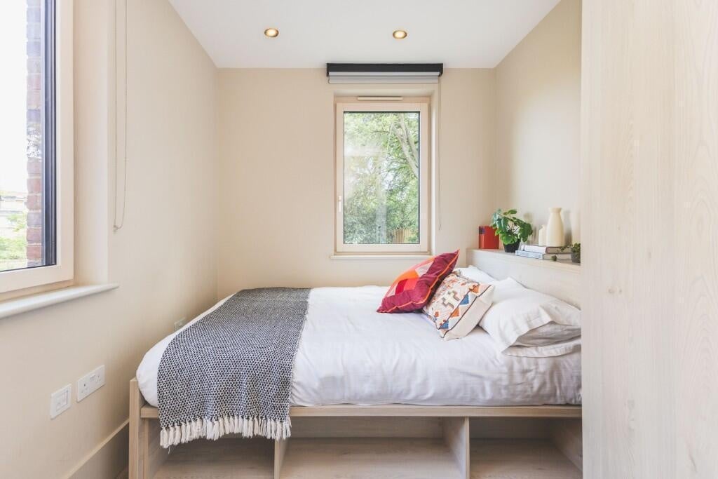 Room Augustus Road in Greater London