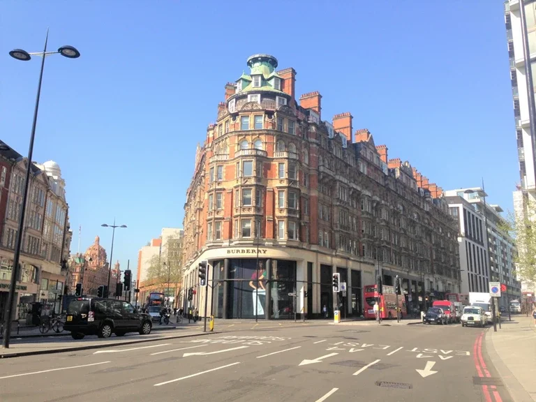 Flat Hammersmith Road in Greater London