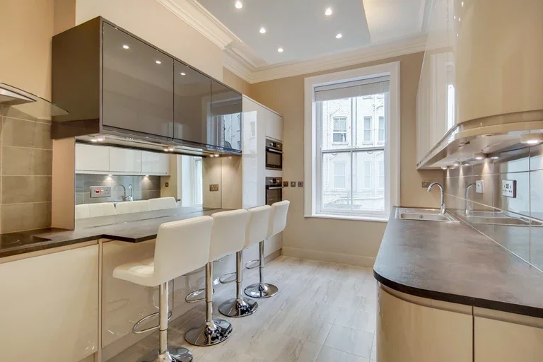 Flat Hammersmith Road in Greater London