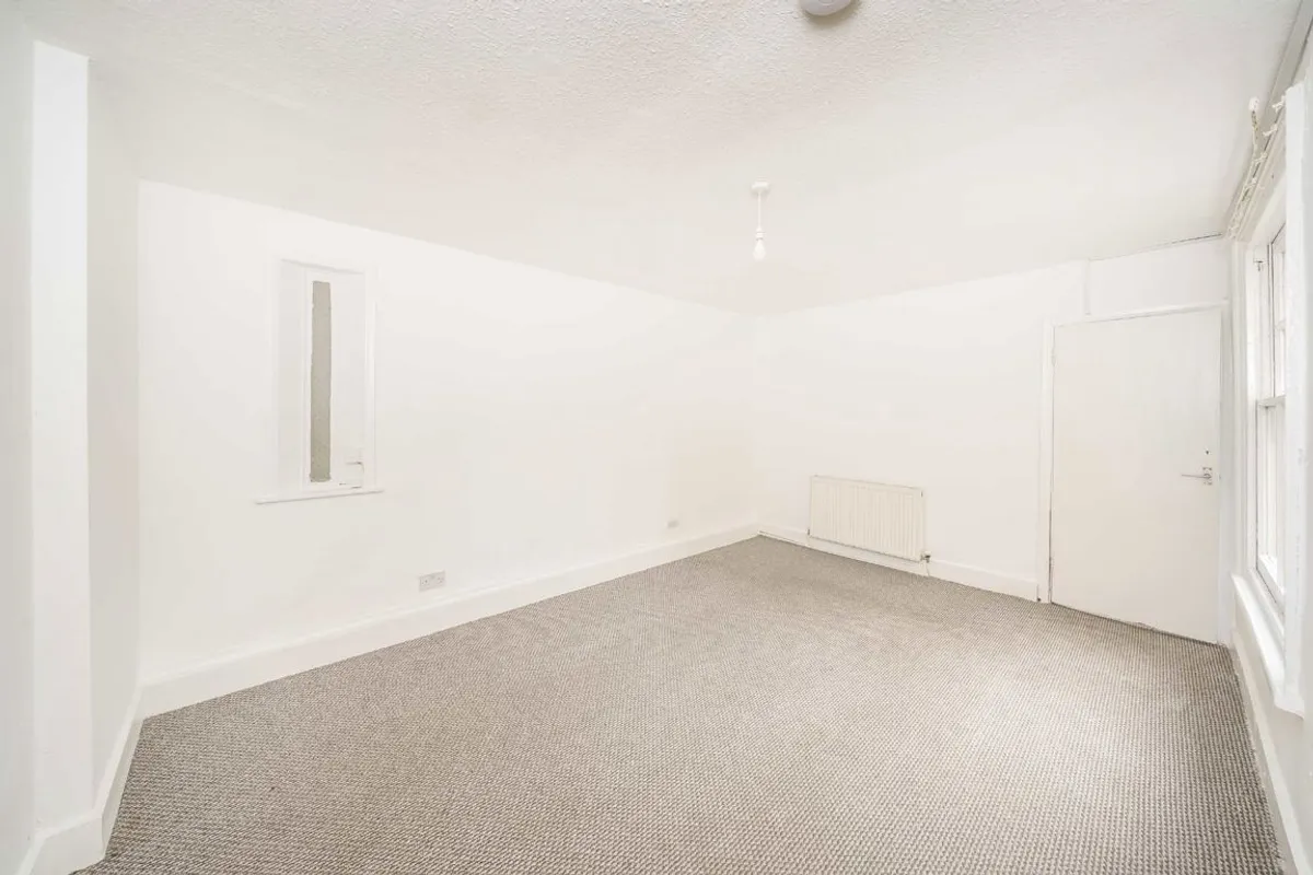Flat Conyer's Road in Greater London