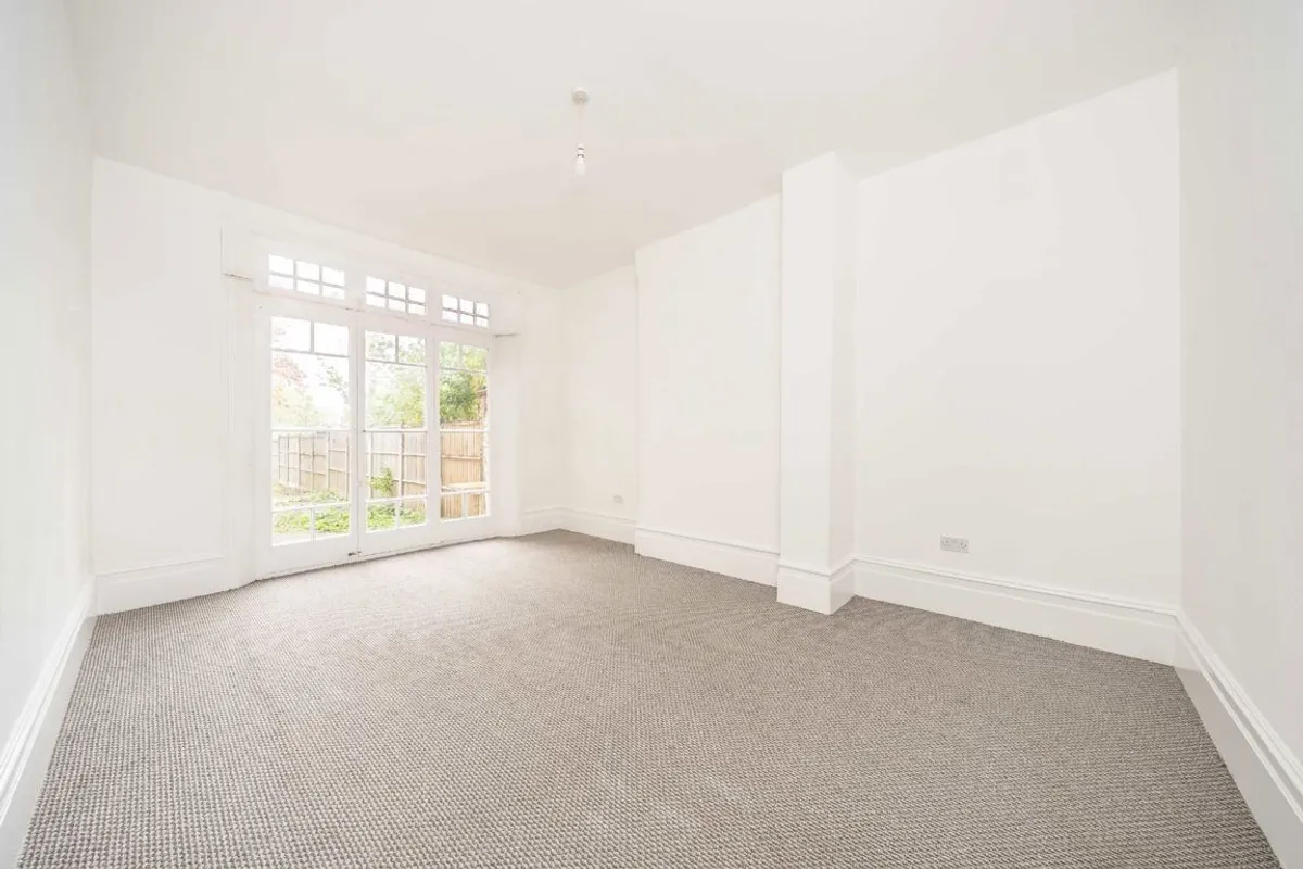 Flat Conyer's Road in Greater London