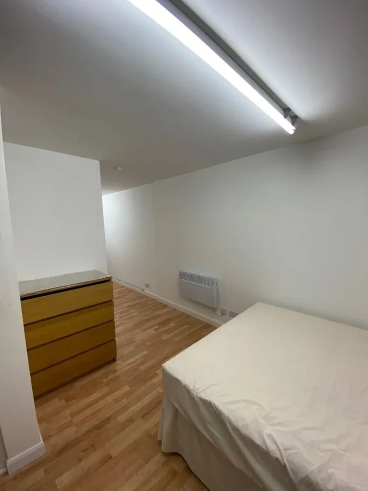 Flat Tolworth Rise North in Greater London