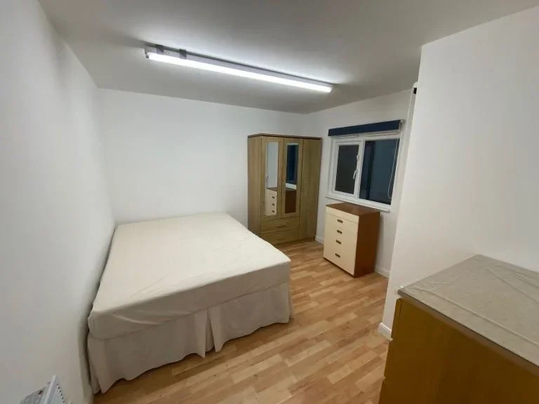 Flat Tolworth Rise North in Greater London