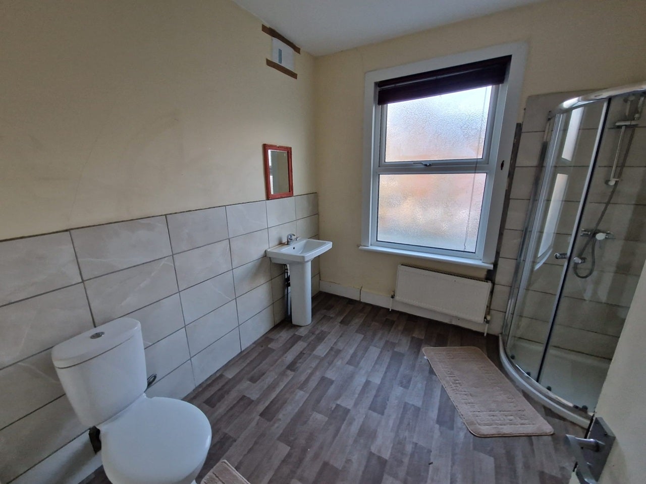 Room Clinton Road in Greater London