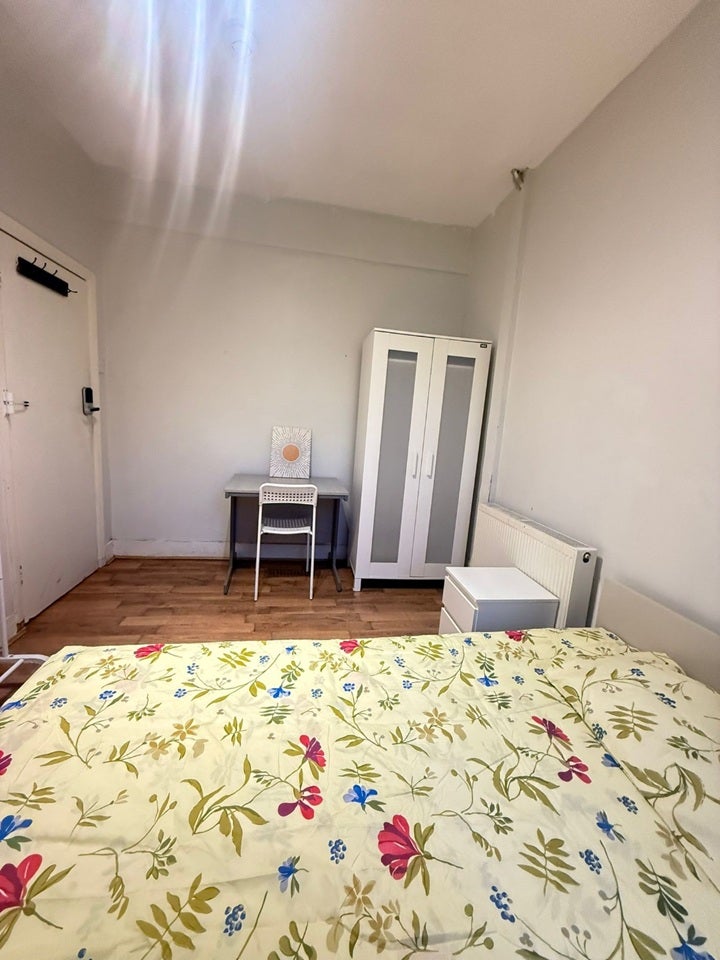 Room Clinton Road in Greater London