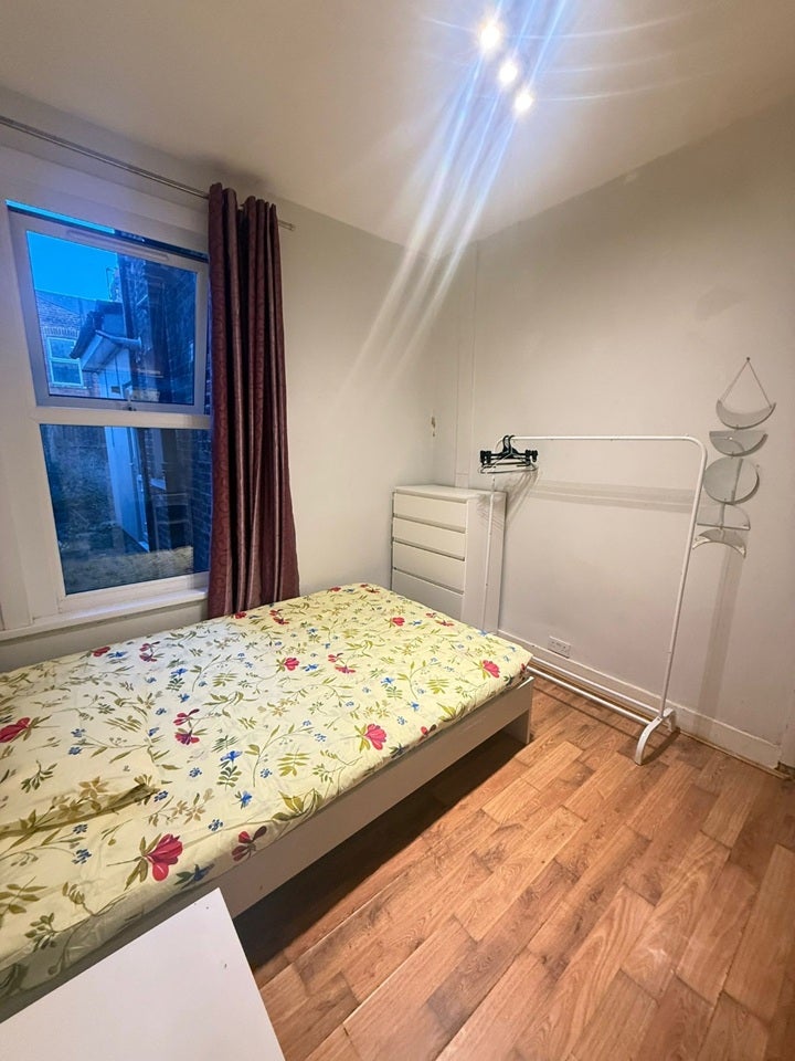 Room Clinton Road in Greater London