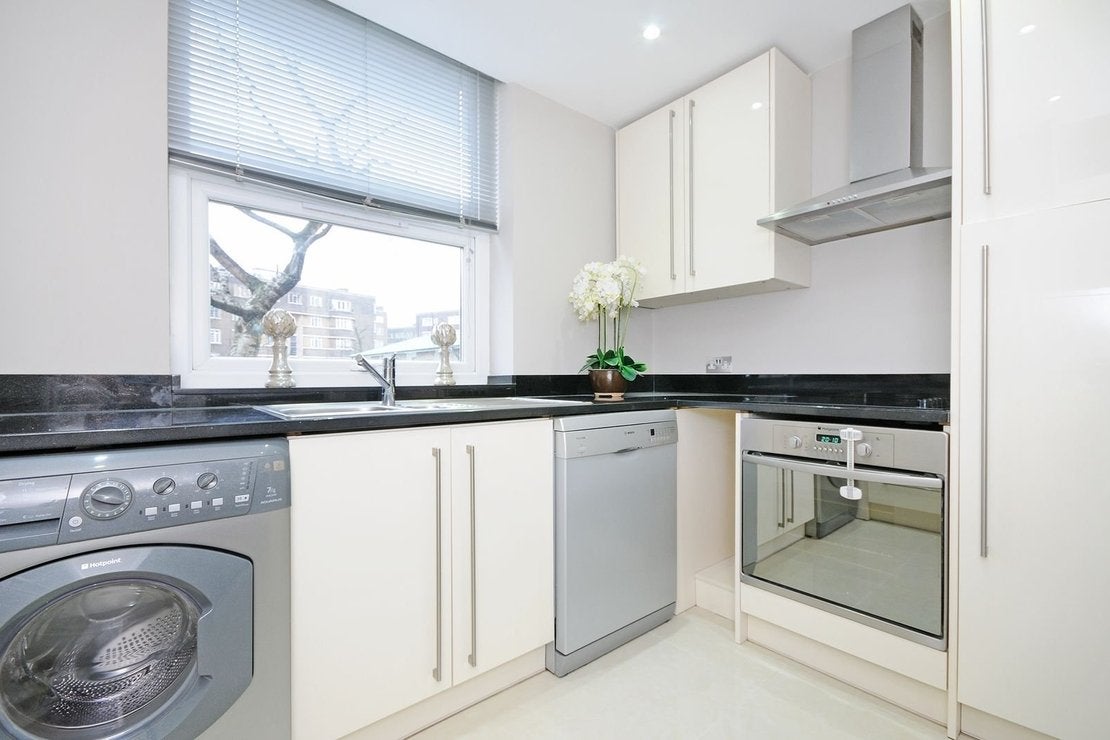 Flat Boydell Court in Greater London