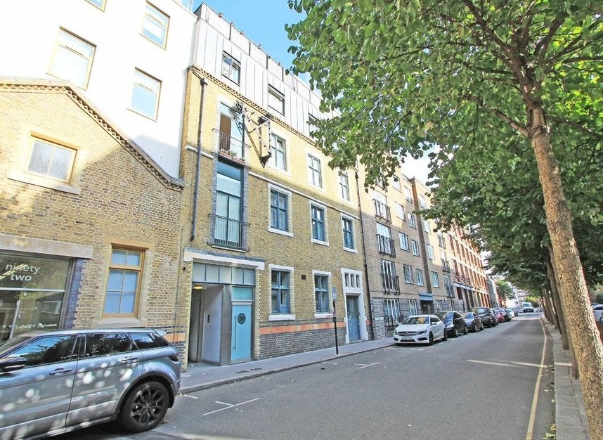 Flat Banner Street in Greater London