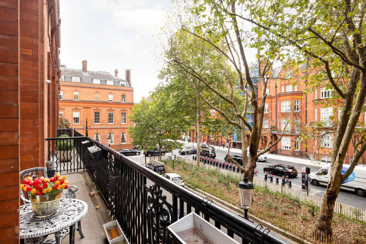 Flat Pont Street in Greater London