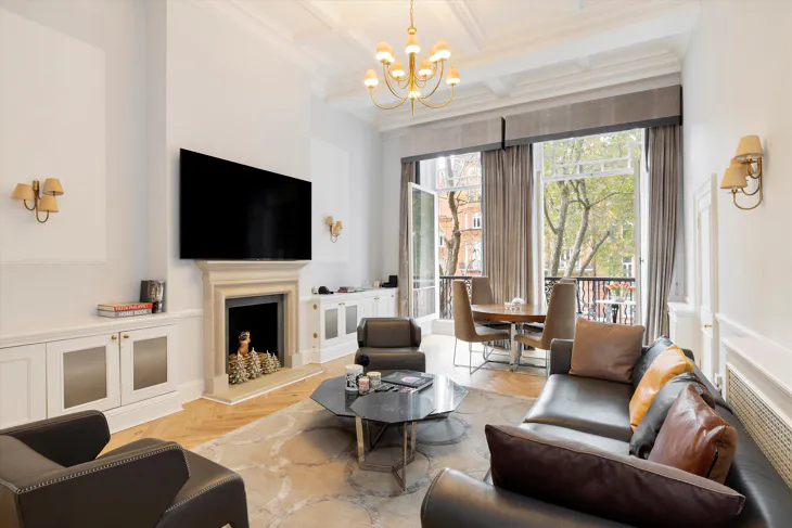 Flat Pont Street in Greater London