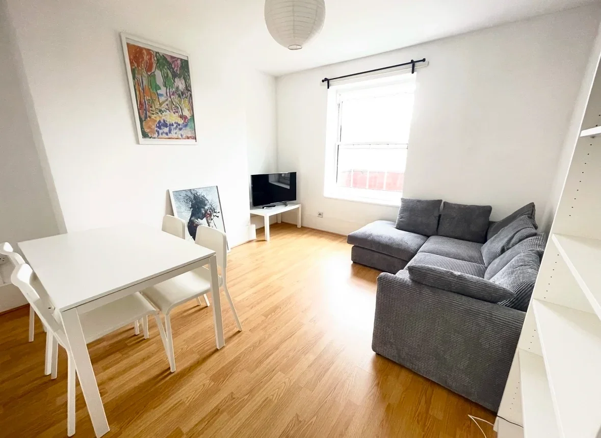 Flat Pembury Road in Greater London