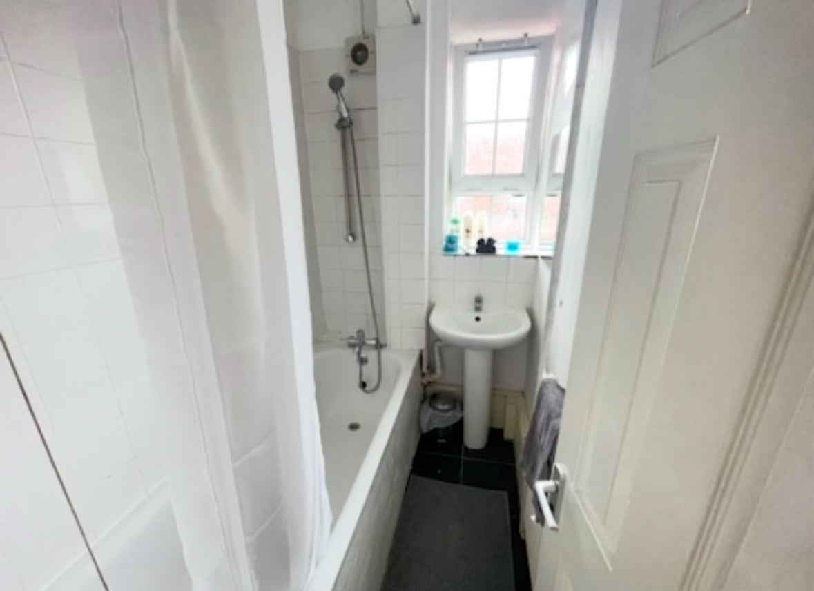 Flat Pembury Road in Greater London