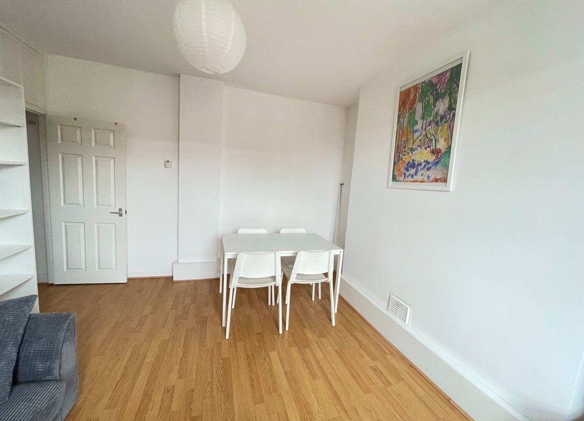 Flat Pembury Road in Greater London