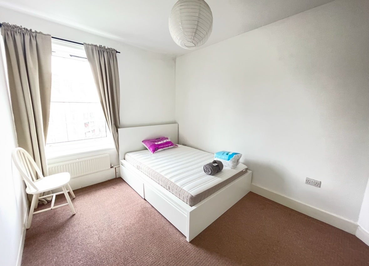 Flat Pembury Road in Greater London