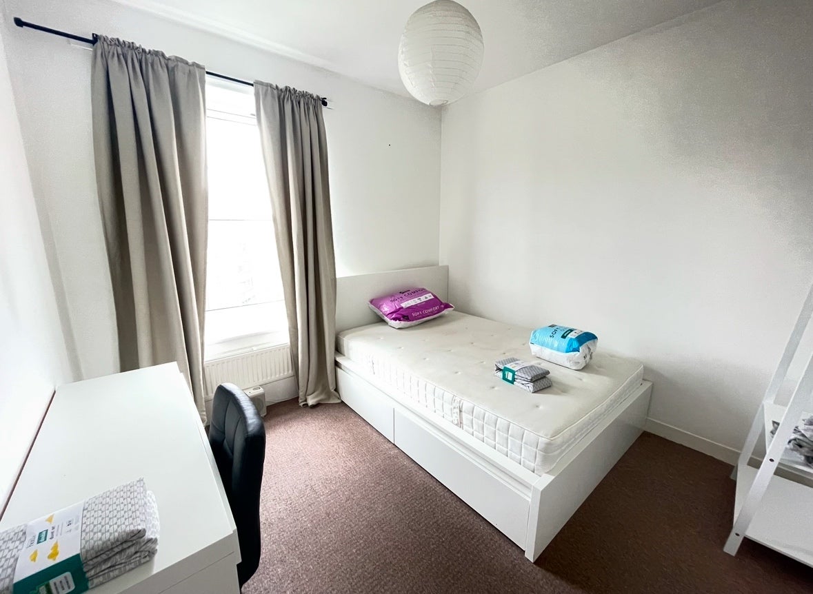 Flat Pembury Road in Greater London