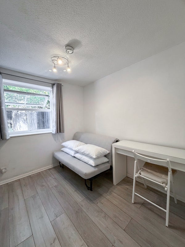 Room Stoneyard Lane in Greater London