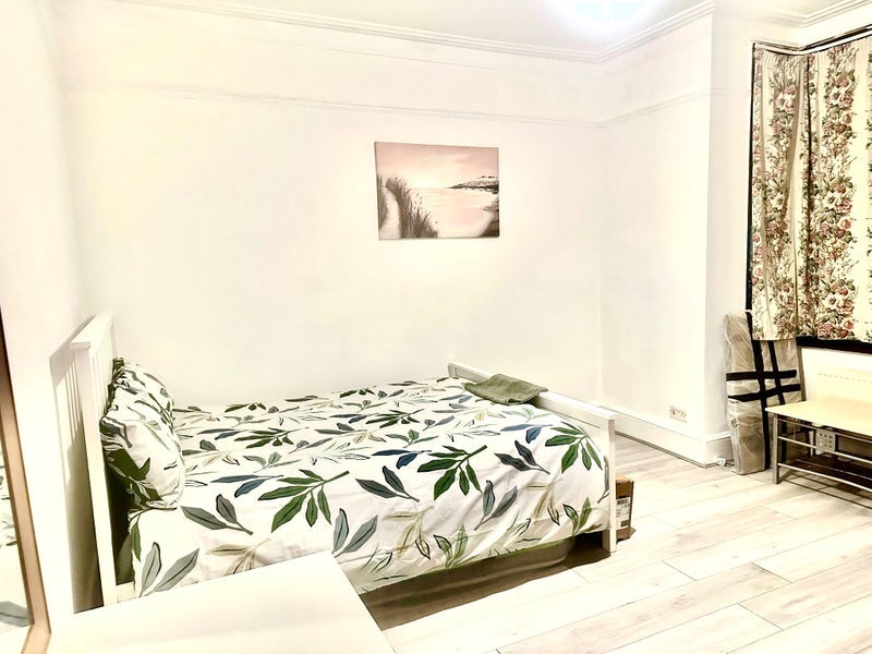 Room Burges Road in Greater London