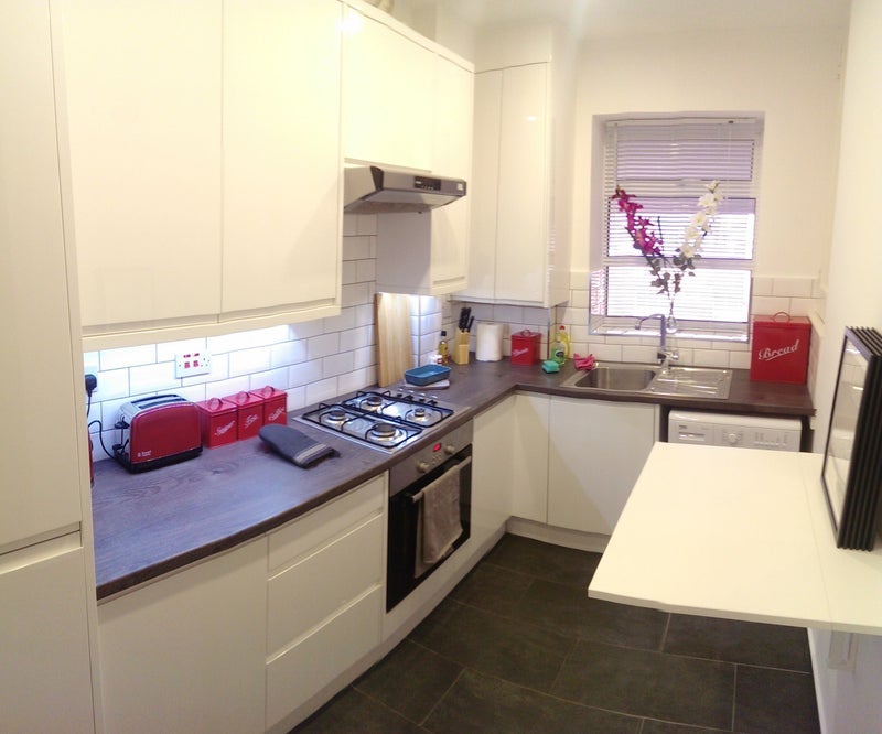 Room Settles Street in Greater London
