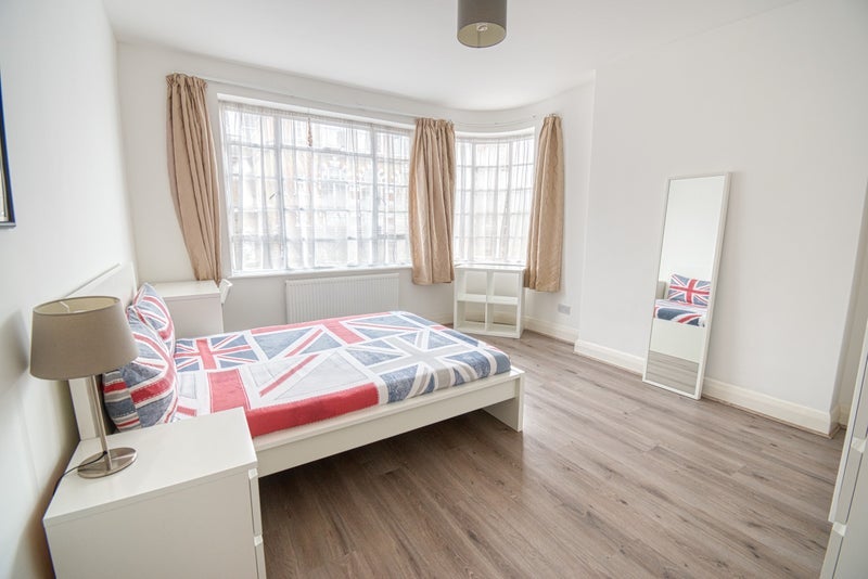 Room Settles Street in Greater London