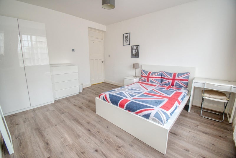 Room Settles Street in Greater London