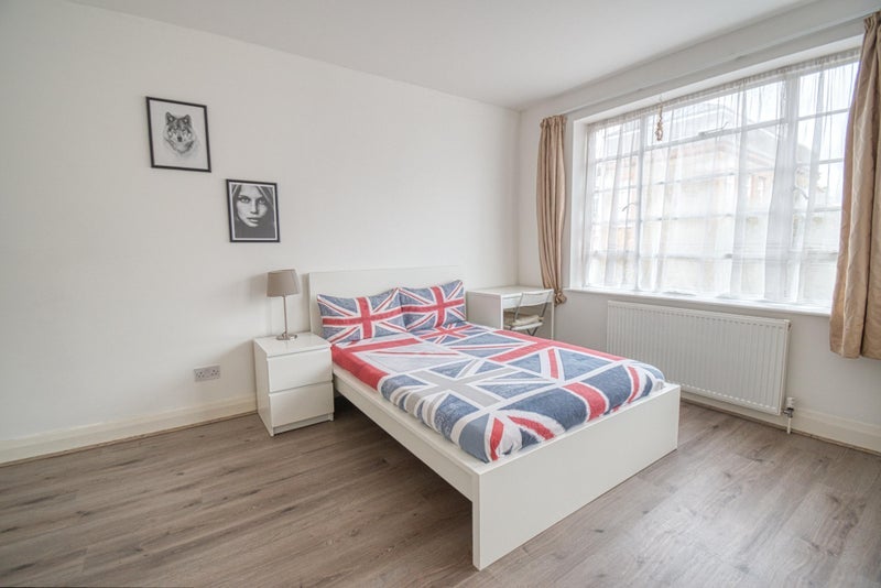 Room Settles Street in Greater London