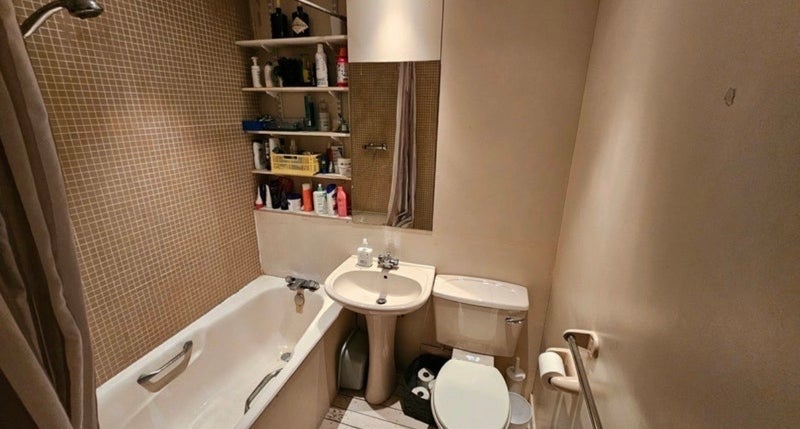 Room Ancill Close in Greater London