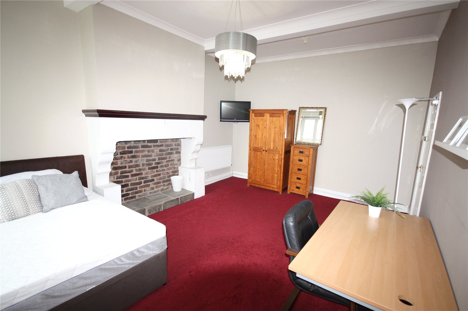 Room Crescent in Salford
