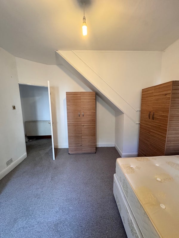 Room Epsom Road in Greater London