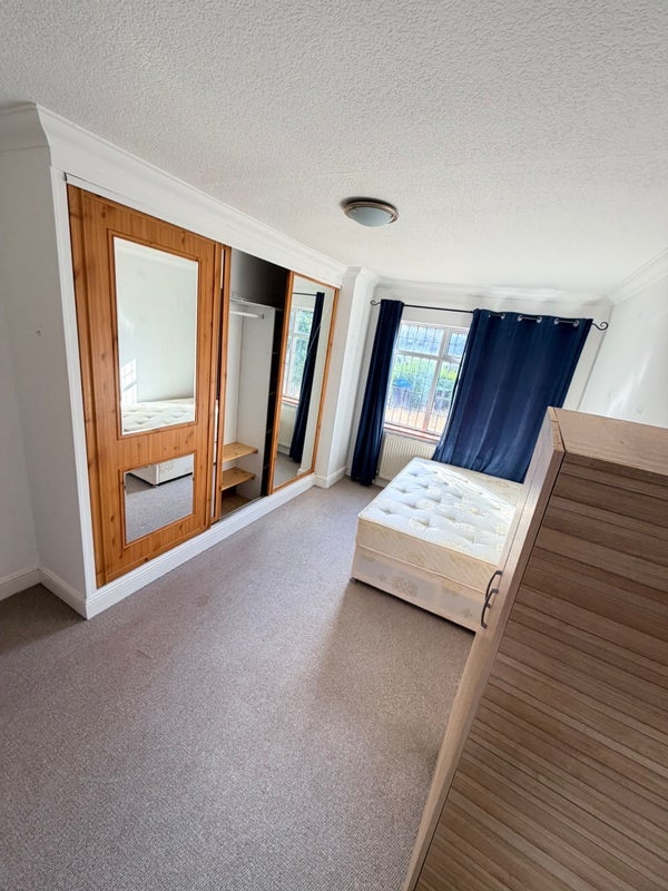 Room Epsom Road in Greater London