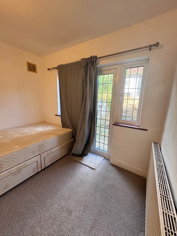 Room Epsom Road in Greater London