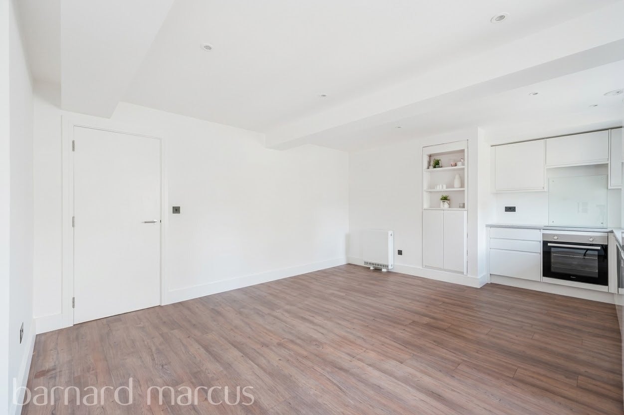 Flat Farnborough Passage in Mole Valley