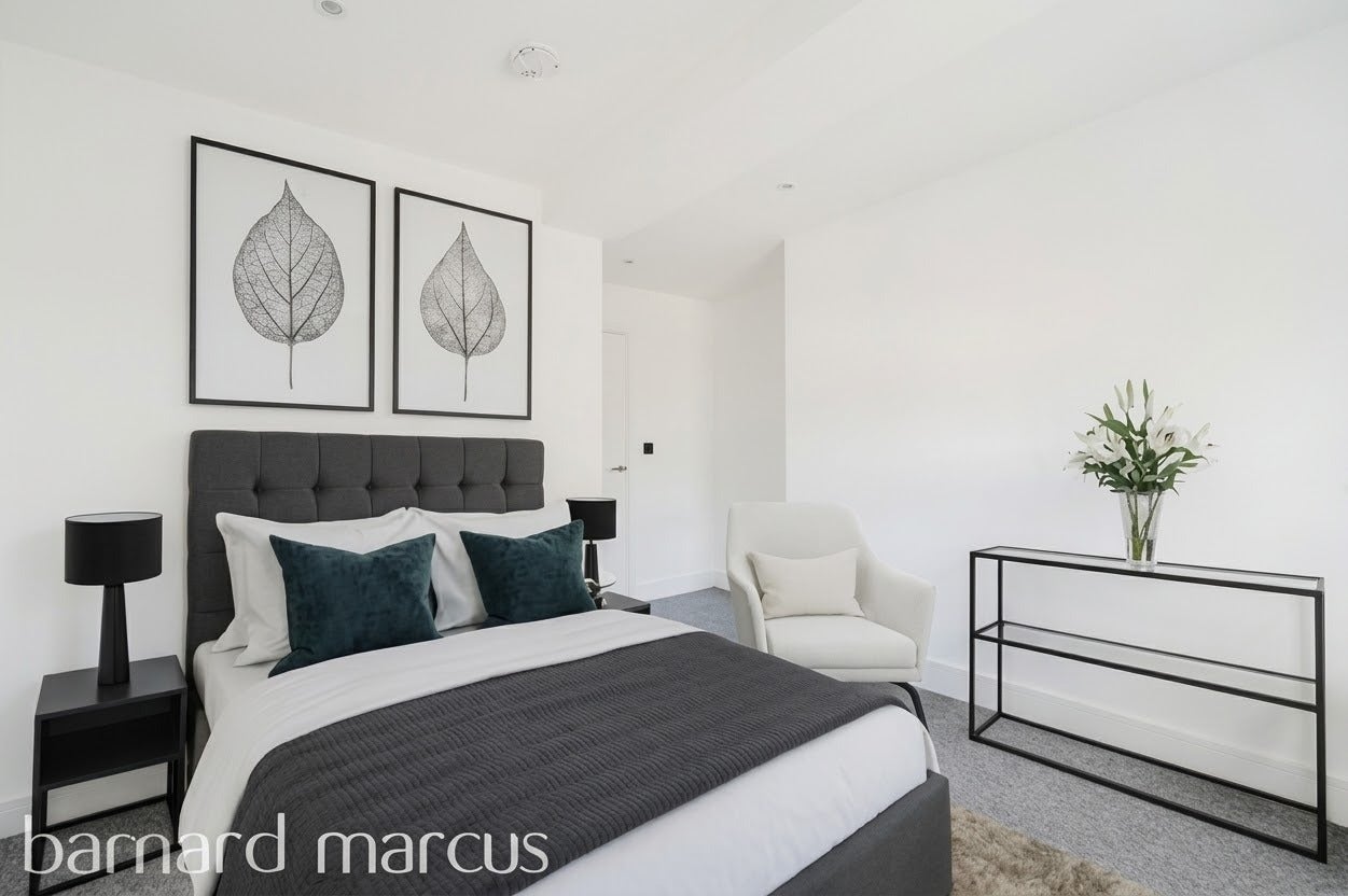 Flat Farnborough Passage in Mole Valley