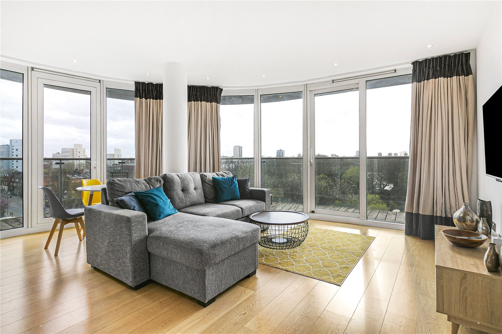 Flat Queenstown Road in Greater London
