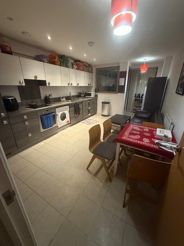 Room Grant Square in Greater London