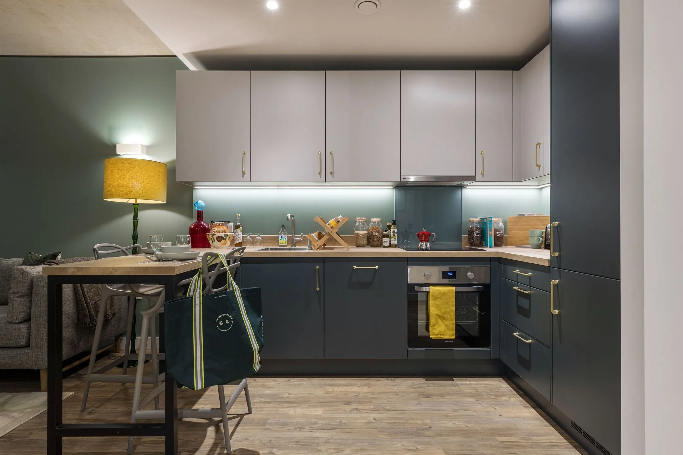 Flat Spanish Steps in Greater London