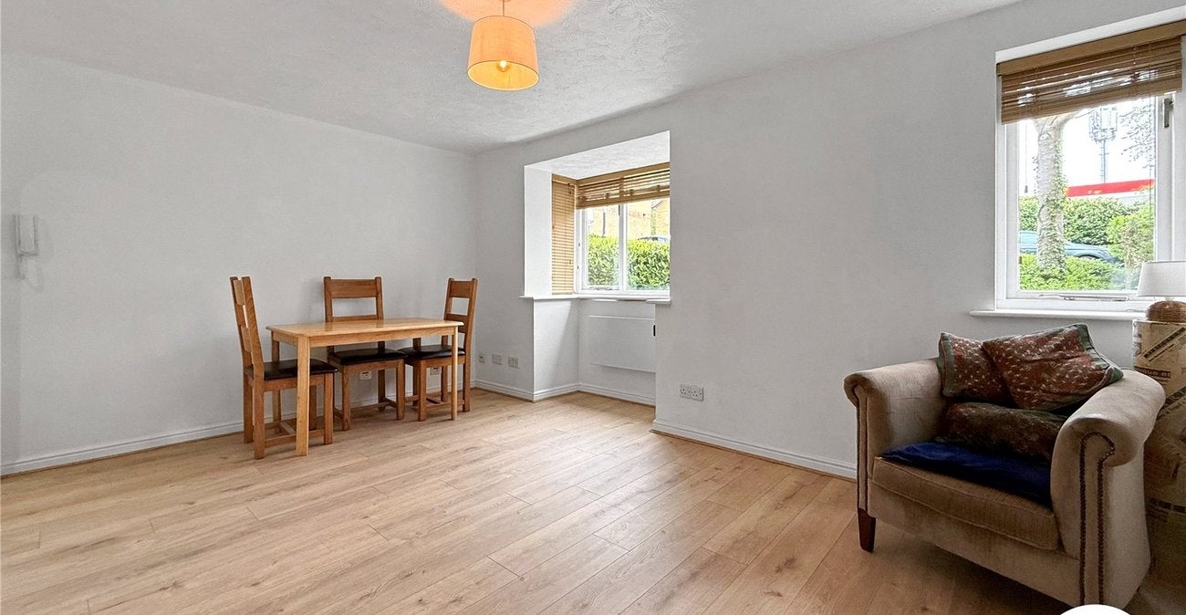 Flat Brownhill Road in Greater London