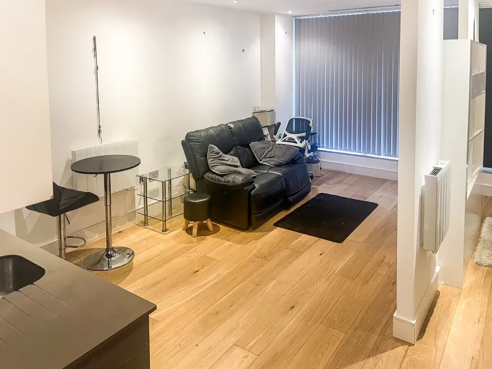 Flat Bath Road in Greater London