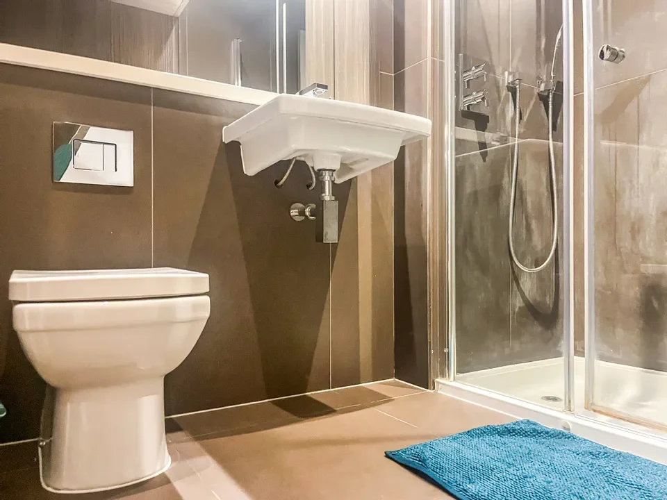 Flat Bath Road in Greater London