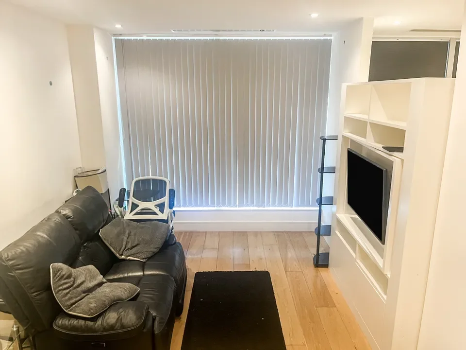 Flat Bath Road in Greater London