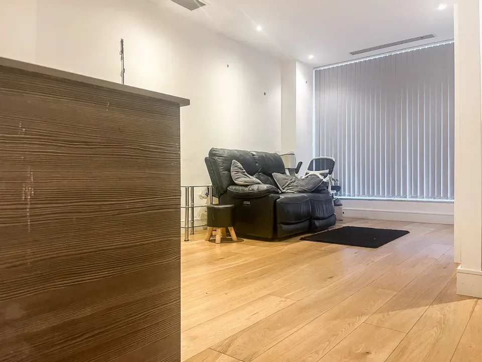 Flat Bath Road in Greater London