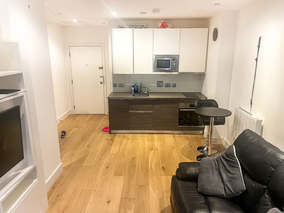 Flat Bath Road in Greater London