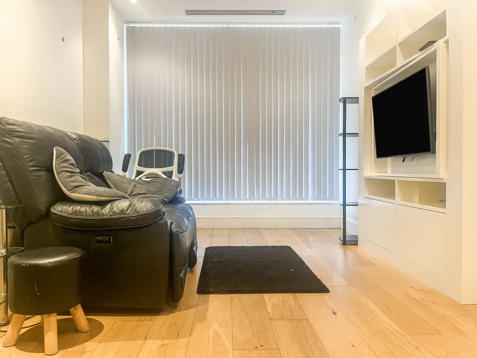 Flat Bath Road in Greater London